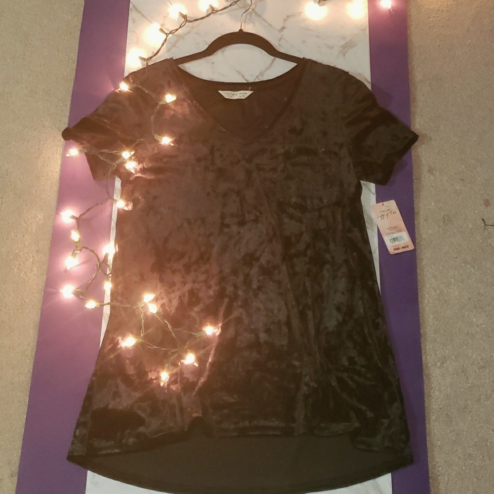 Black velvet T-shirt with a chest pocket.